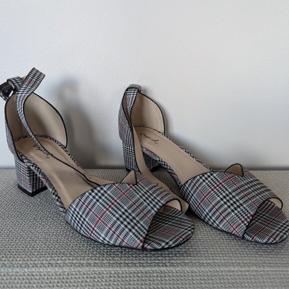 Qupid Heeled black and white Sandal, Size 8 - Picture 1 of 6